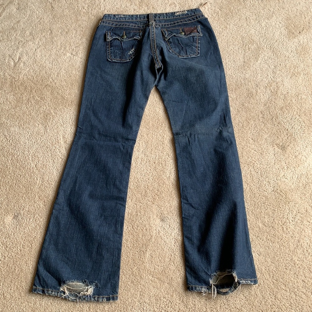 Stitch’s distressed denim - Picture 6 of 7